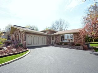 8119 Crestview Dr, Willow Springs, IL 60480