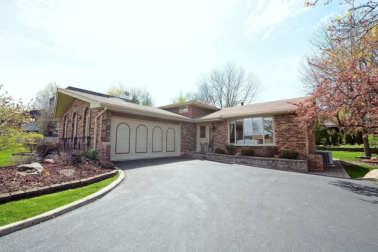 8119 Crestview Dr photo 1