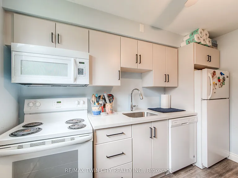 132 Allen St E #1 — Photo 7