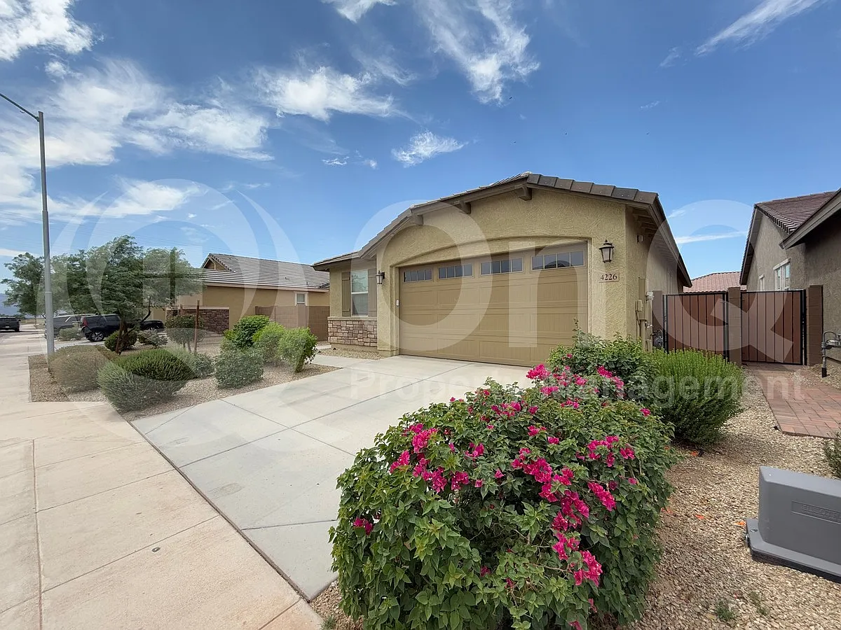 4 bed, 4.0 bath, 1954 sqft, $2,499 — Photo 2