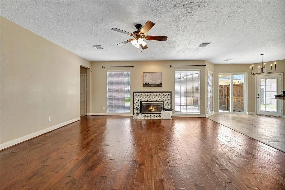 4 bed, 2.5 bath, 2715 sqft, $3,200 — Photo 4