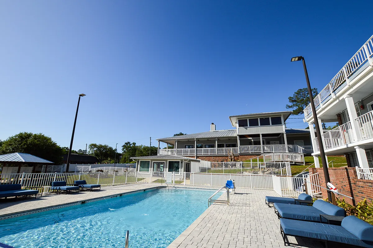 Heated Swimming Pool - Swan Luxury Studio Apartments