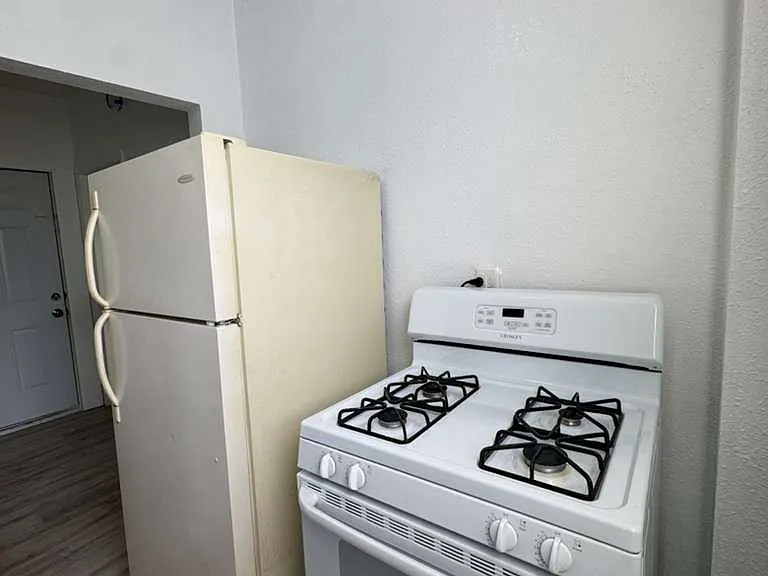 676 SW 2nd St #1 — Photo 5