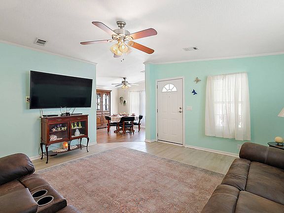 3rd image of 104 Park Ct