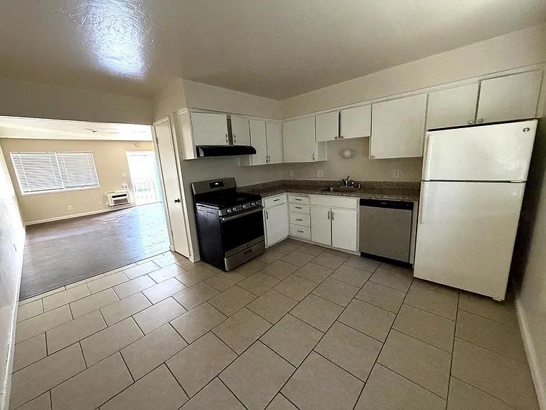 1116 W 5th St #3 — Photo 6