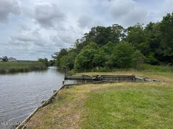 Eagle Point Cir, Biloxi, MS 39532