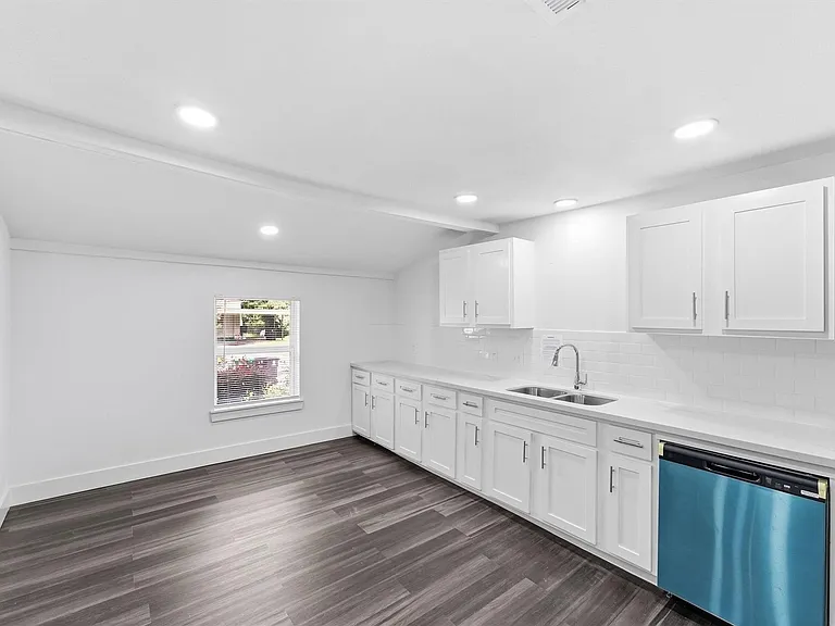2281 Des Jardines St — Photo 10