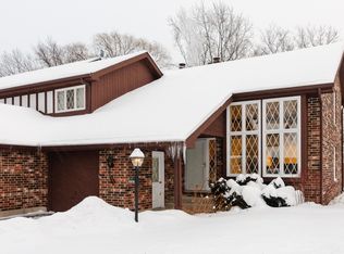 555 Woodmar Ter, Crystal Lake, IL 60014