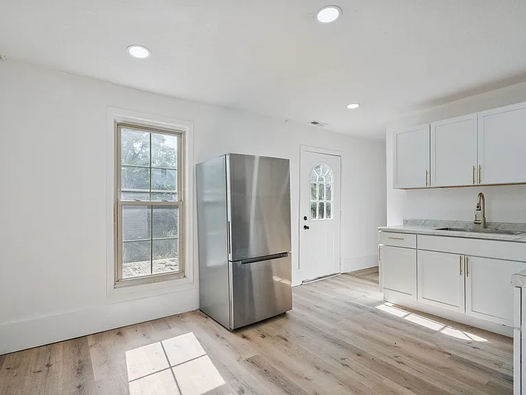 634 S Union St — Photo 6