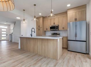 7122 S Rangeview Ave SE, Calgary, AB T3S0S7