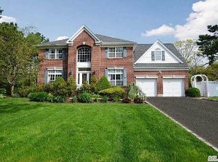 9 Pineland Ct, Dix Hills, NY 11746