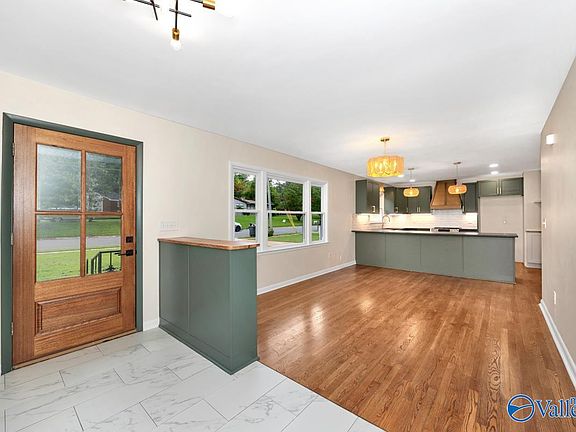 3rd image of 3905 Lakeview Dr NW