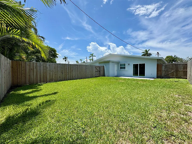 838 SW 14th St — Photo 3