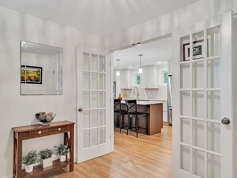 235 Lincoln St — Photo 2