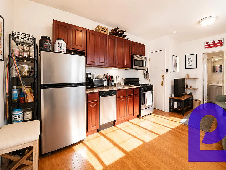 330 E 11th St #11 — Photo 3