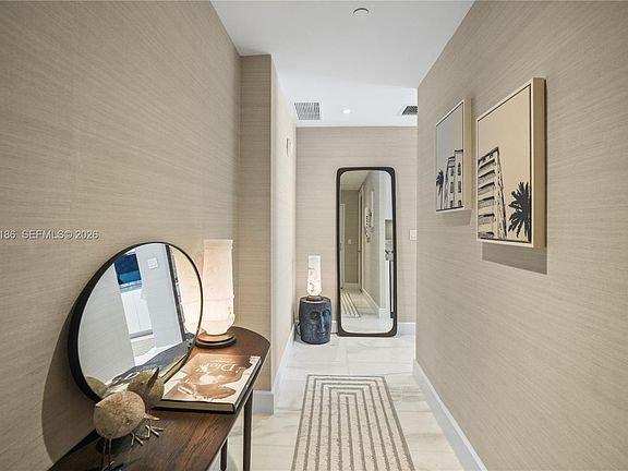 4th image of 700 NE 26th Ter Unit 2404