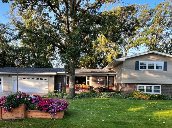 1426 Birchlane Dr, Thief River Falls, MN 56701