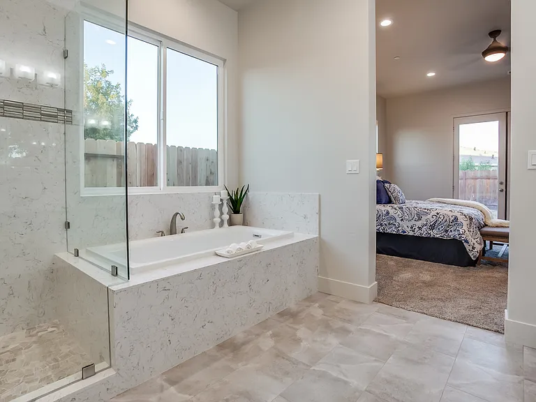 924 Vera Ave — Photo 2