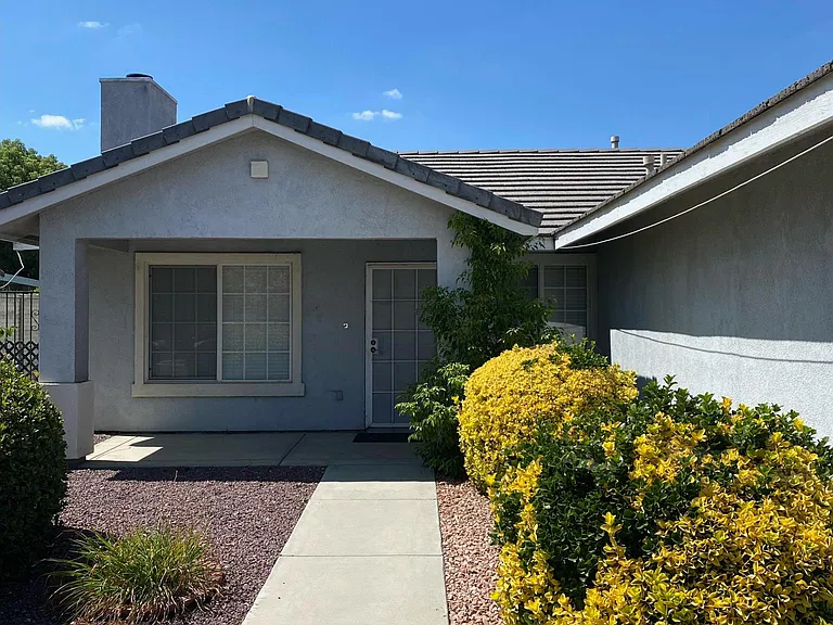 1267 Yucca Ln — Photo 2