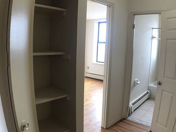 5th image of 1305 Sheridan Ave APT 6F