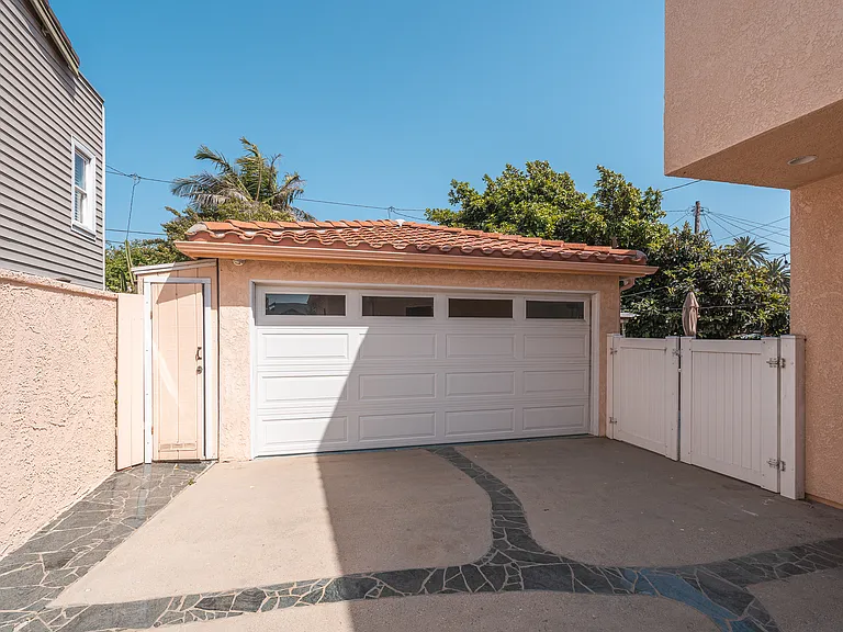 Detached garage - includes Peloton and Tonal devices