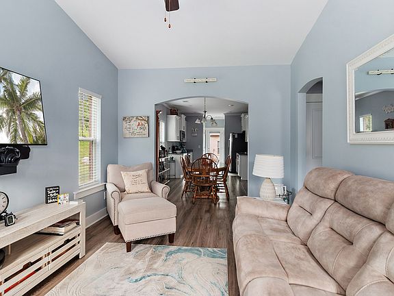4th image of 406 Buchanan Ct