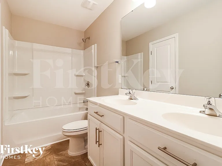 310 Sawyer Ln — Photo 9
