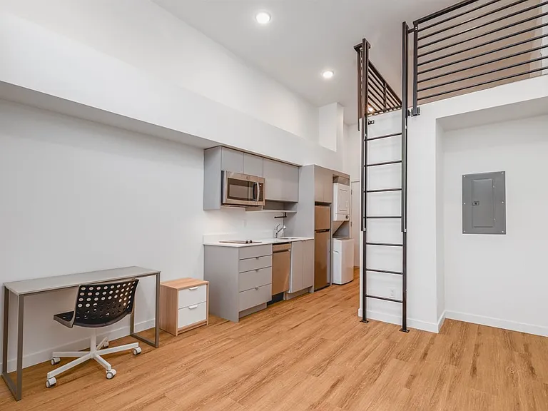 5637 University Way NE — Photo 2