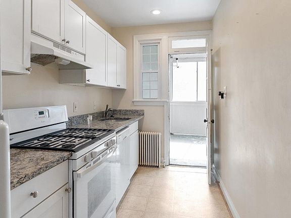 5th image of 4482 Macarthur Blvd NW