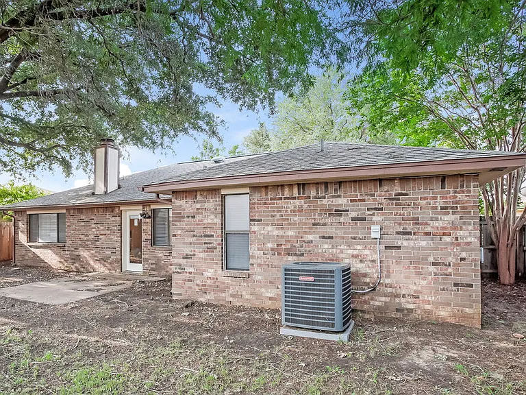 2614 Berkshire Ln — Photo 16