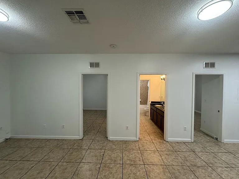 1035 NE 10th Ave — Photo 6