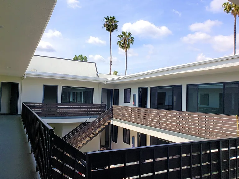 1330 N Martel Ave — Photo 30