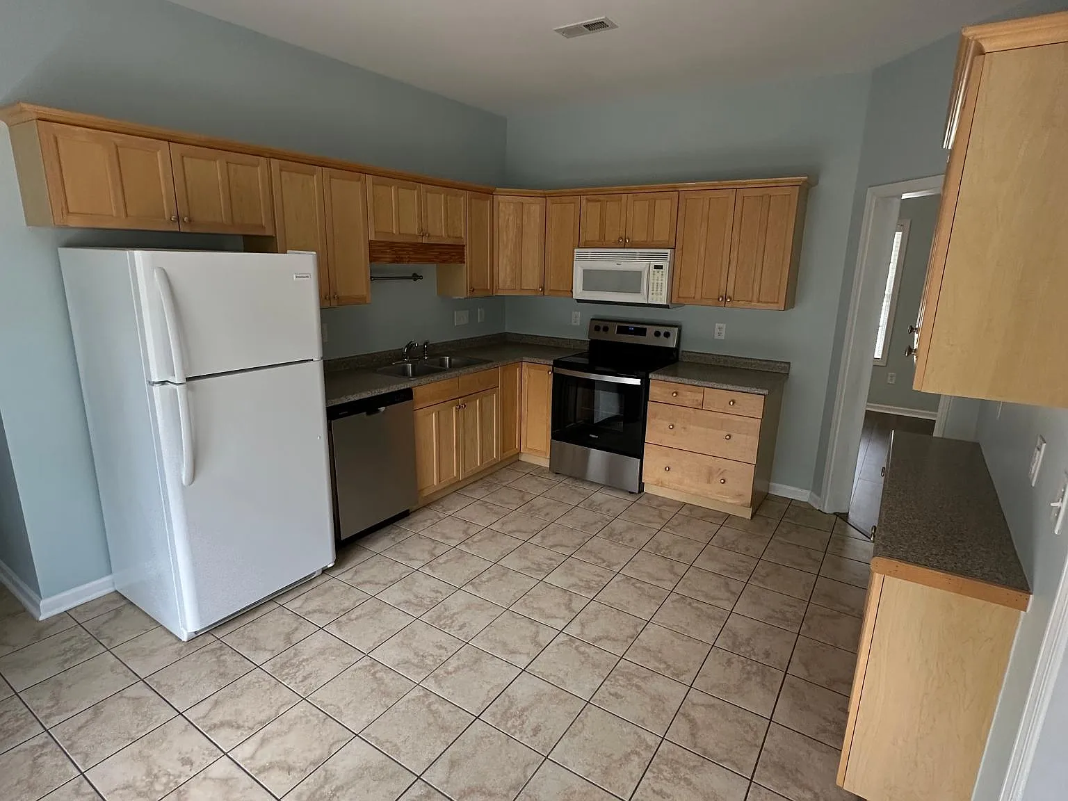 3 bed, 1409 sqft, $2,800 — Photo 3