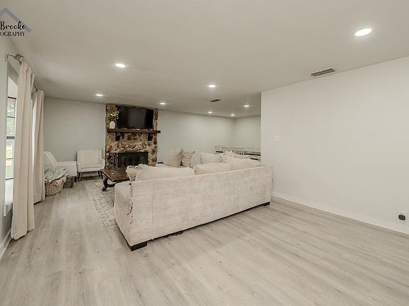 3rd image of 4665 Mistletoe Dr
