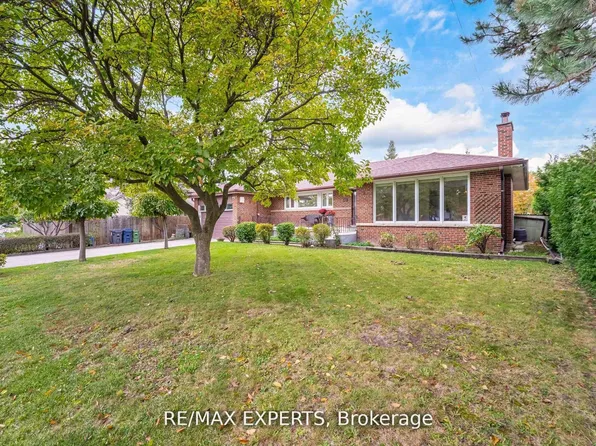 42 Cowley Ave, Toronto, ON M9B 2E3