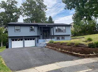 352 Maplewood Dr, Paramus, NJ 07652