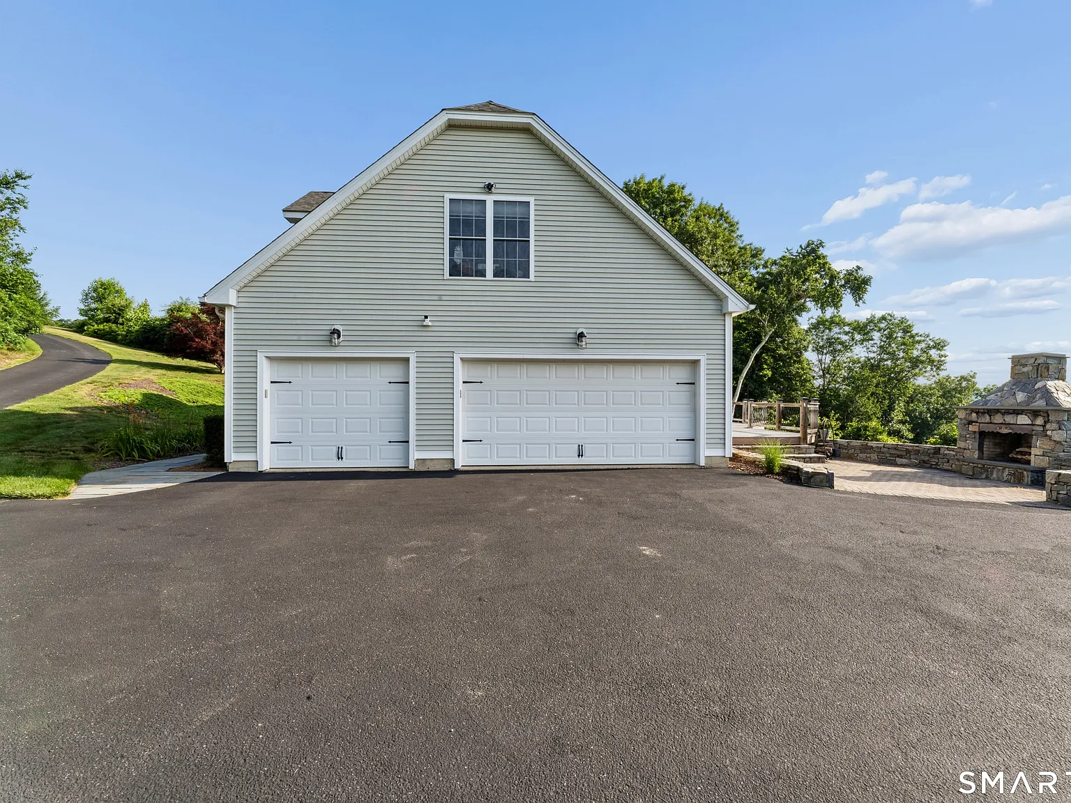 4 bed, 2.5 bath, 2700 sqft, $4,800 — Photo 2