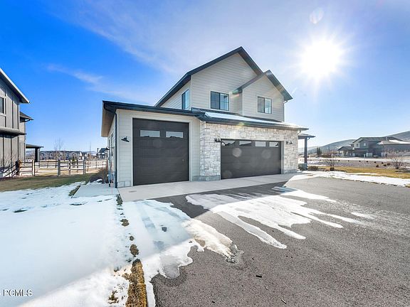 3rd image of 940 Hart Loop