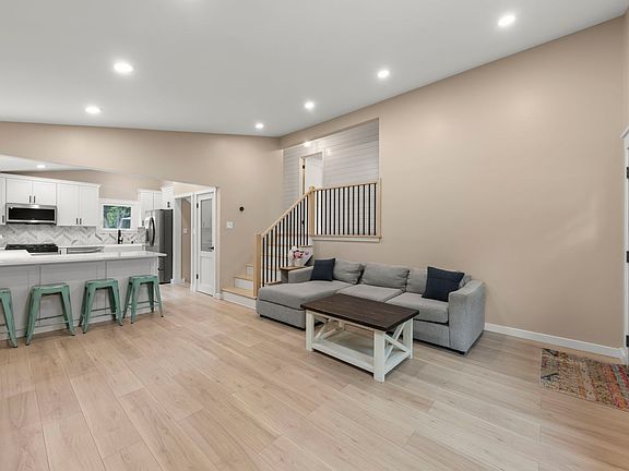 3rd image of 5244 Benton Ave