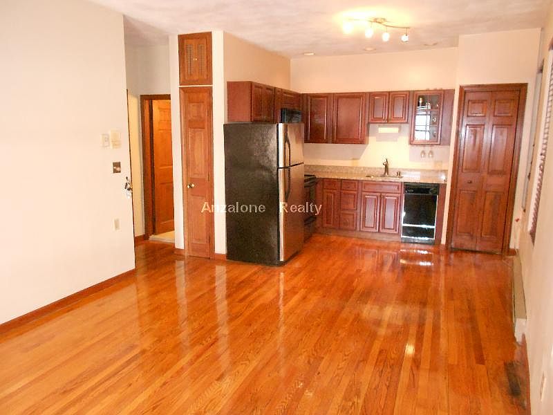 2nd image of 44 Charter St