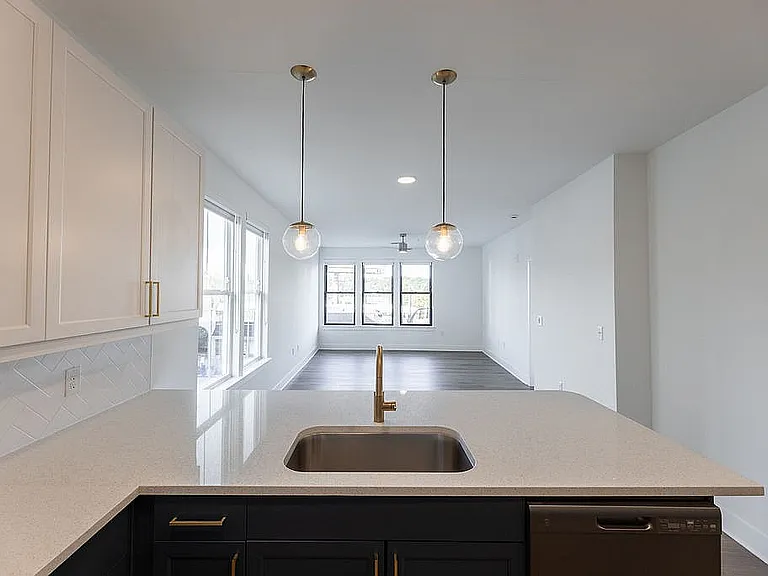 4 West — Photo 12