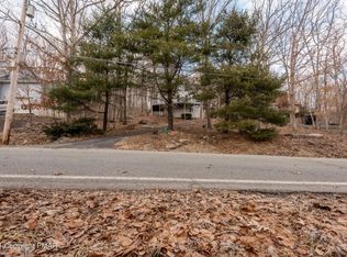 333 Saunders Dr, Bushkill, PA 18324