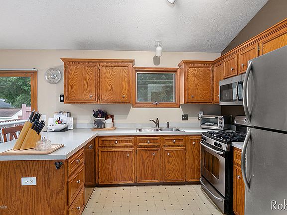 5th image of 520 Macomb Ave NW