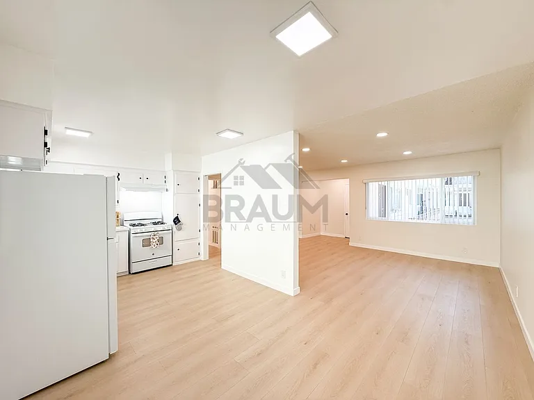 13129 OXNARD ST. — Photo 7