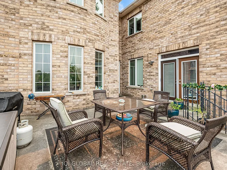 2395 Lyndhurst Dr — Photo 36