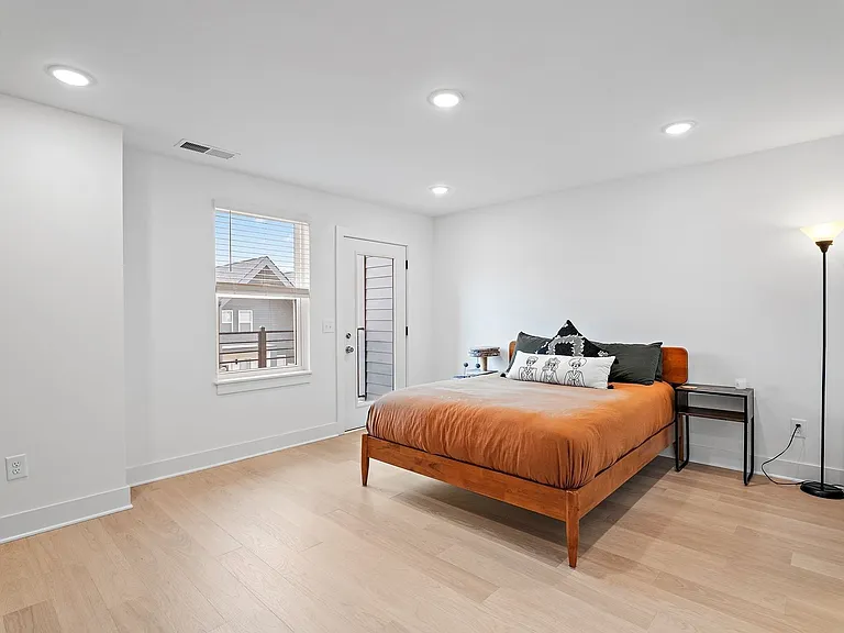608 Markham St — Photo 16