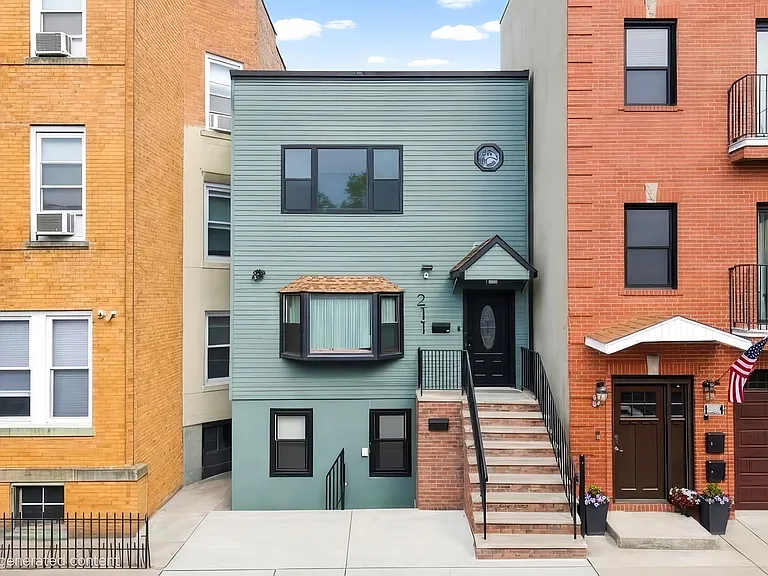 211 New York Ave #2 — Photo 3
