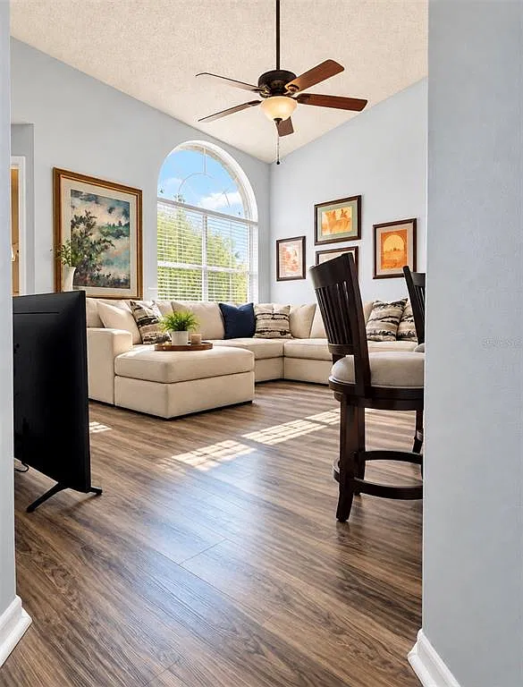 2 bed, 1.0 bath, 851 sqft, $1,595 — Photo 4