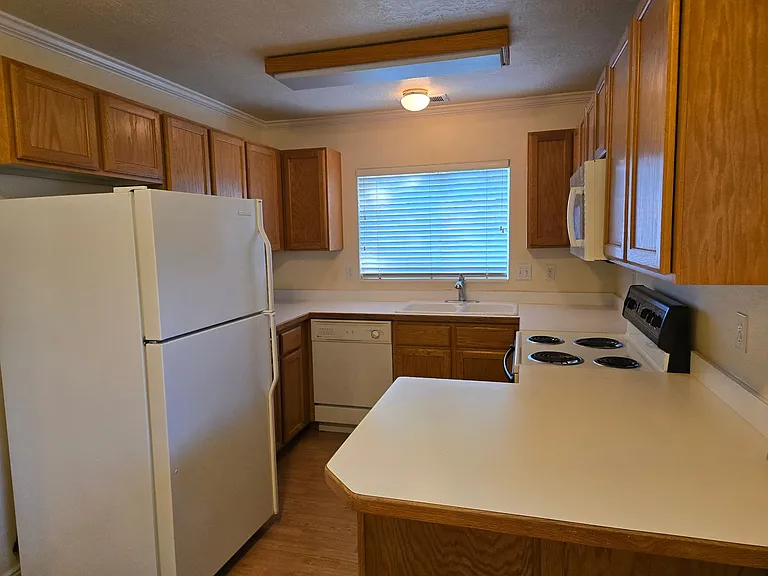 689 N 340 W — Photo 1