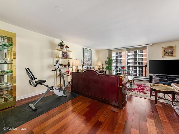 5th image of 6007 N Sheridan Rd APT 14D